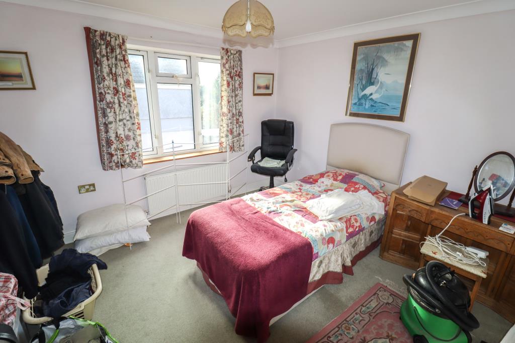 Lot: 117 - FREEHOLD COMMERCIAL RETAIL UNIT WITH FLAT ABOVE FOR INVESTMENT OR REDEVELOPMENT - Bedroom two on first floor